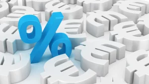 Símbolo de percentagem rodeados de símbolos de euro.