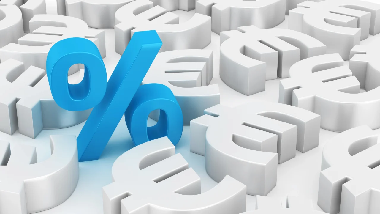 Símbolo de percentagem rodeados de símbolos de euro.