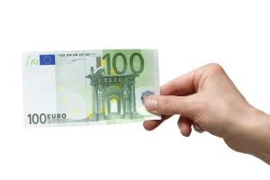 Mulher a segurar nota de 100€