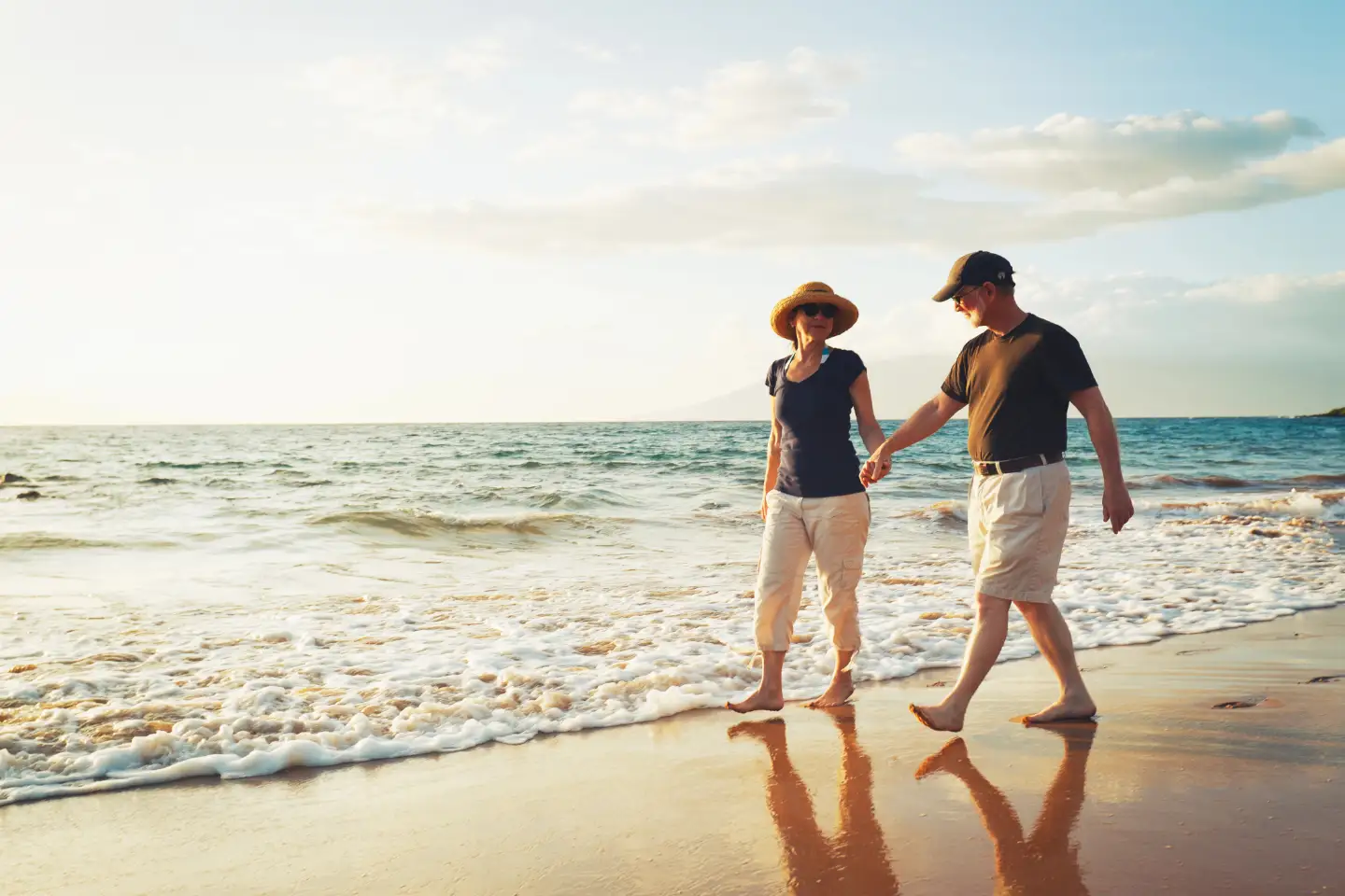 Casal de reformados a passear à beira mar