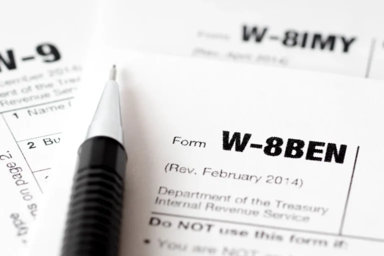 Caneta em cima de um formulário W-8BEN