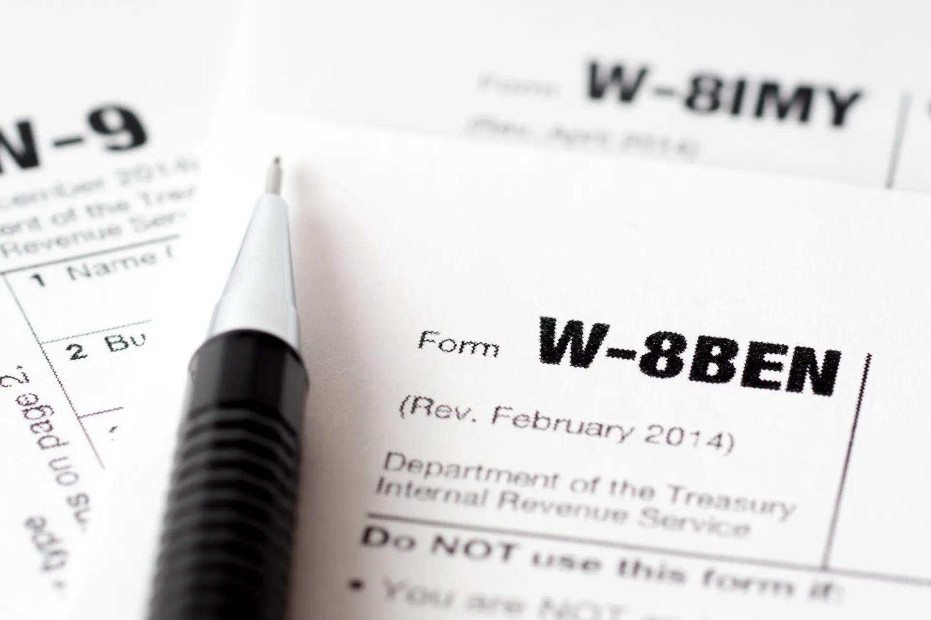 Caneta em cima de um formulário W-8BEN
