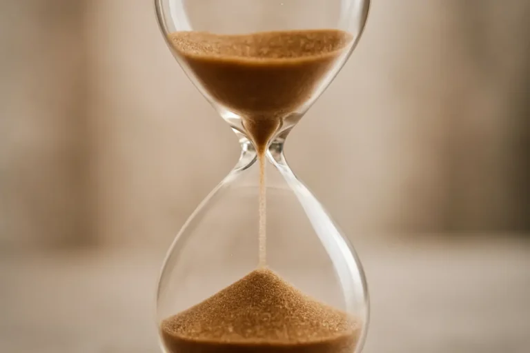 Ampulheta com grãos dourados a cair, simbolizando o passar do tempo e a incerteza sobre o momento ideal para investir.